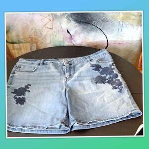 Simply Vera Vera Wang Denim Mid Rise Shorts, they have stretch. Size 14